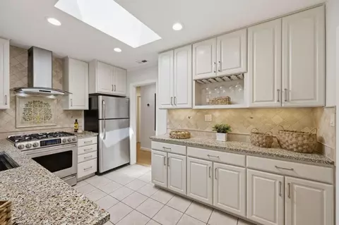 Kitchen - 190 E Middlefield Rd, Mountain View, CA 94043 photo 3 of 4