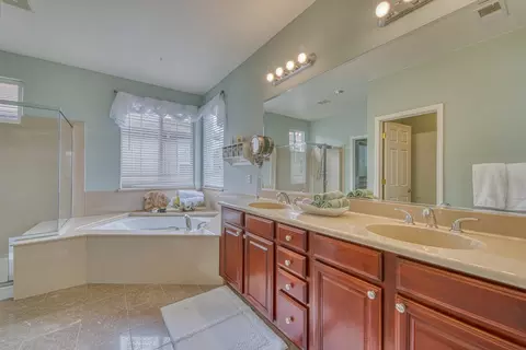 Bath - 4560 Peninsula Point Dr, Seaside, CA 93955 photo 2 of 5