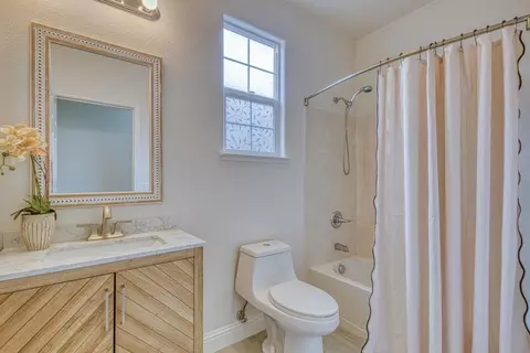 Bath - 4560 Peninsula Point Dr, Seaside, CA 93955 photo 1 of 5