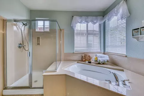 Bath - 4560 Peninsula Point Dr, Seaside, CA 93955 photo 3 of 5