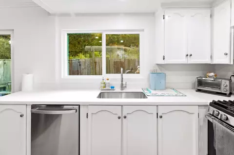 Kitchen - 19233 Creekside Ln, Salinas, CA 93908 photo 4 of 4