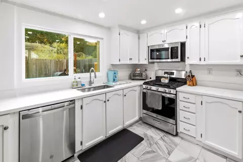 Kitchen - 19233 Creekside Ln, Salinas, CA 93908 photo 2 of 4