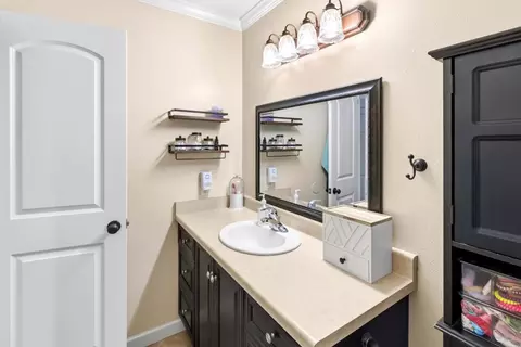 Bath - 19233 Creekside Ln, Salinas, CA 93908 photo 2 of 4