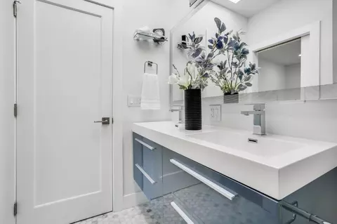 Bath - 619 Naples St, San Francisco, CA 94112 photo 2 of 6