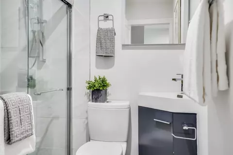 Bath - 619 Naples St, San Francisco, CA 94112 photo 4 of 6