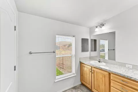 Bath - 4000 Prunedale Ave, Gilroy, CA 95020 photo 3 of 3