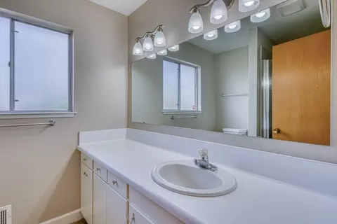 Bath - 1626 Cambrian Dr, Salinas, CA 93906 photo 1 of 4