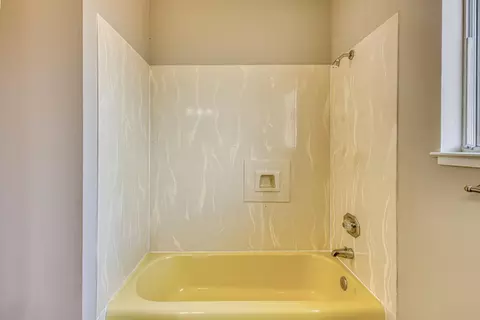Bath - 1626 Cambrian Dr, Salinas, CA 93906 photo 4 of 4