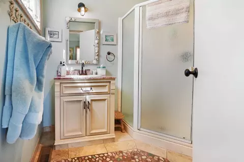 Bath - 4355 Opal Cliff Dr, Santa Cruz, CA 95062 photo 3 of 4