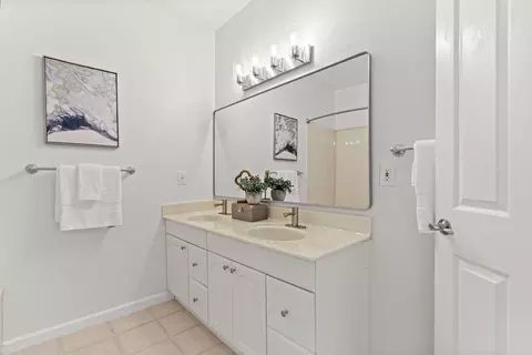 Bath - 10396 S Stelling Rd, Cupertino, CA 95014 photo 3 of 10