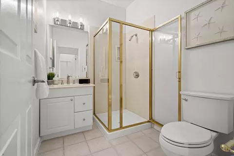Bath - 10396 S Stelling Rd, Cupertino, CA 95014 photo 4 of 10