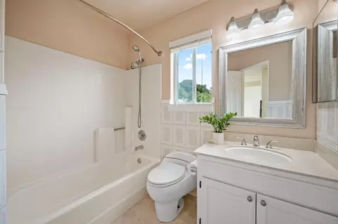 Bath - 106 Carousel Dr, Vallejo, CA 94589 photo 3 of 3