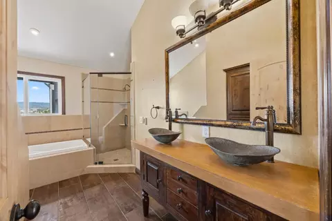 Bath - 10115 Parrish View Dr, Gilroy, CA 95020 photo 2 of 3
