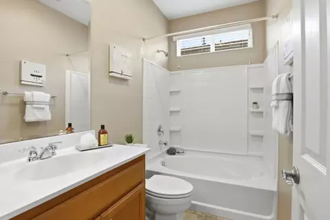 Bath - 57 Regency Pl, Hayward, CA 94544 photo 4 of 4