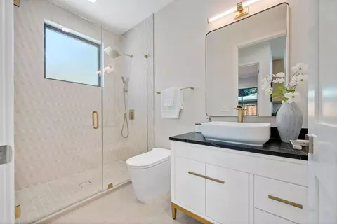 Bath - 1203 Farley St, Mountain View, CA 94043 photo 2 of 7