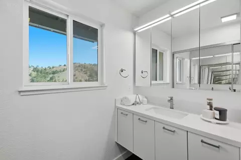 Bath - 931 Fassler Ave, Pacifica, CA 94044 photo 3 of 4