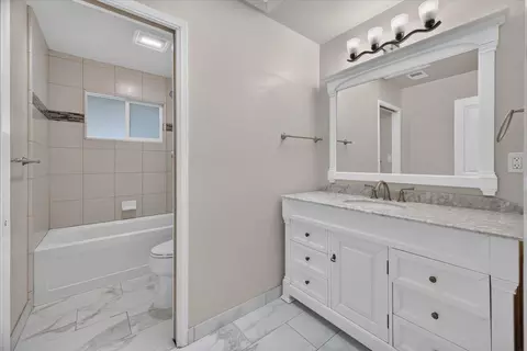 Bath - 654 La Mesa Dr, Salinas, CA 93901 photo 2 of 2