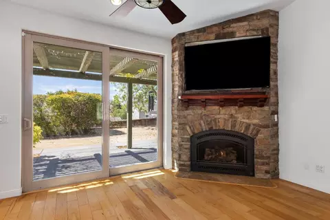 Living - 653 Red Cloud Rd, Paso Robles, CA 93446 photo 3 of 8