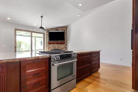 Kitchen - 653 Red Cloud Rd, Paso Robles, CA 93446 photo 4 of 6