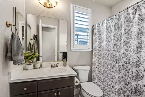 Bath - 1367 Tannehill Dr, Manteca, CA 95337 photo 3 of 5