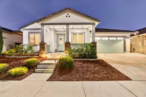 911 Trinity Dr, Hollister, CA 95023