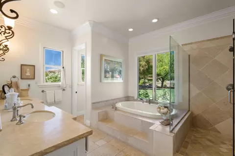 Bath - 10095 Pomo Pl, Gilroy, CA 95020 photo 1 of 5