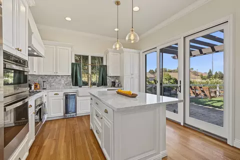 Kitchen - 10095 Pomo Pl, Gilroy, CA 95020 photo 5 of 6