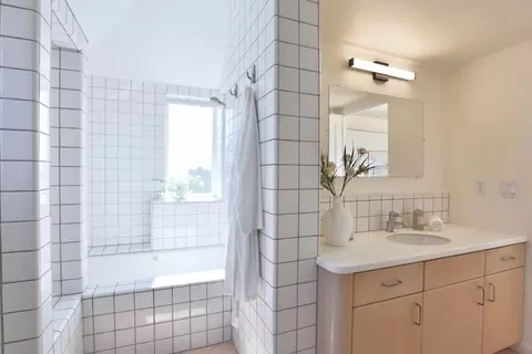 Bath - 460 Lake Ave, Santa Cruz, CA 95062 photo 2 of 6