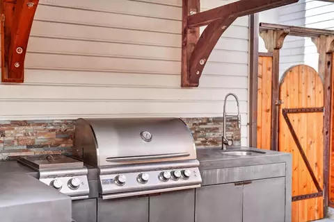 Kitchen - 460 Lake Ave, Santa Cruz, CA 95062 photo 9 of 10