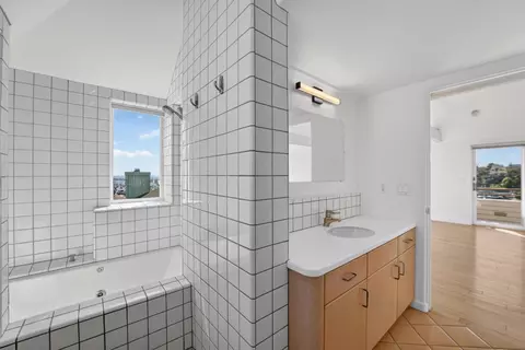 Bath - 460 Lake Ave, Santa Cruz, CA 95062 photo 5 of 6