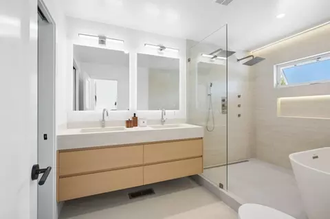 Bath - 202 Thompson Ave, Mountain View, CA 94043 photo 3 of 10