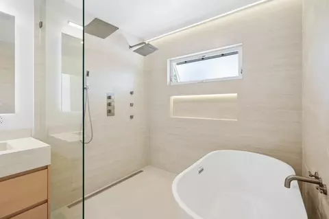Bath - 202 Thompson Ave, Mountain View, CA 94043 photo 6 of 10