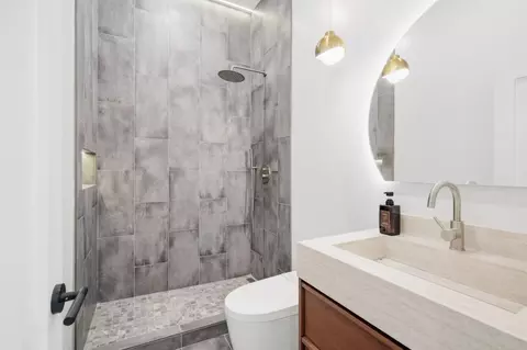 Bath - 202 Thompson Ave, Mountain View, CA 94043 photo 1 of 10