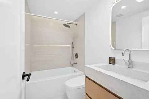 Bath - 202 Thompson Ave, Mountain View, CA 94043 photo 9 of 10