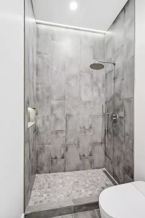 Bath - 202 Thompson Ave, Mountain View, CA 94043 photo 2 of 10