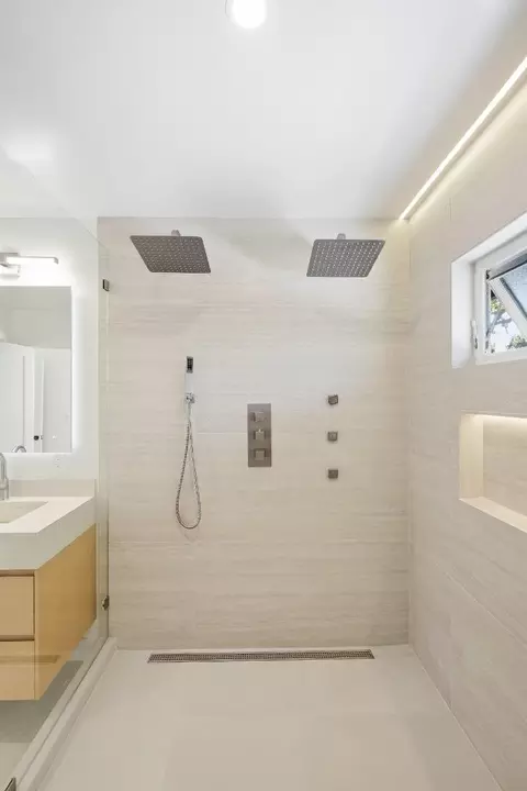 Bath - 202 Thompson Ave, Mountain View, CA 94043 photo 8 of 10