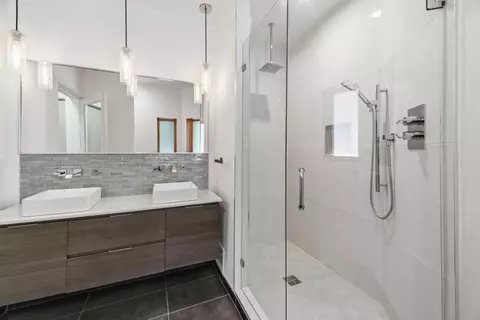 Bath - 5300 Glen Haven Rd, Soquel, CA 95073 photo 2 of 7