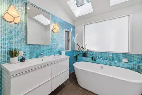 Bath - 5300 Glen Haven Rd, Soquel, CA 95073 photo 3 of 7