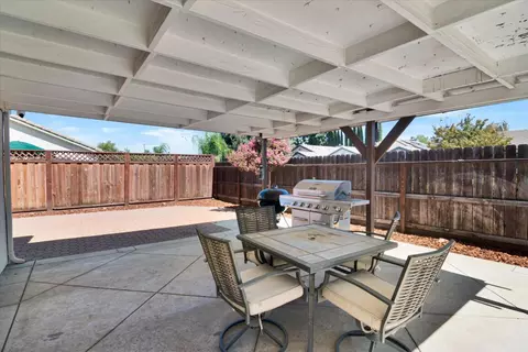 Exterior - 1093 Lambdin St, Manteca, CA 95336 photo 7 of 9