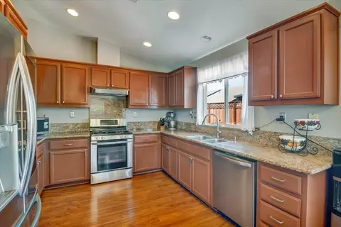 Kitchen - 1093 Lambdin St, Manteca, CA 95336 photo 2 of 3