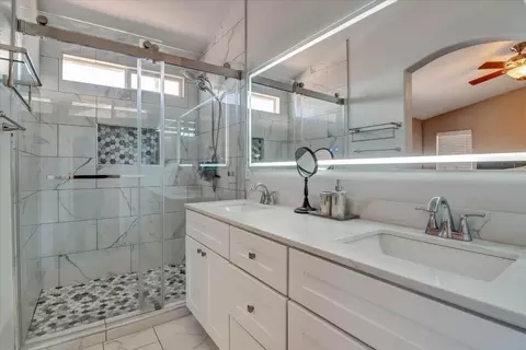 Bath - 1093 Lambdin St, Manteca, CA 95336 photo 1 of 3