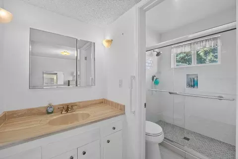 Bath - 25 Brook Ct, Watsonville, CA 95076 photo 2 of 2