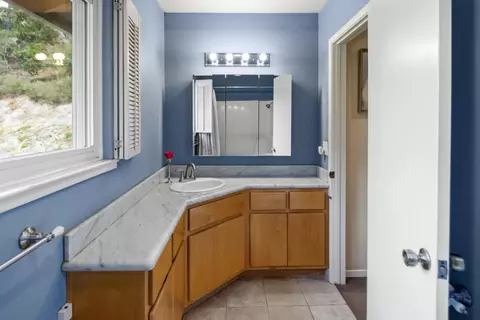 Bath - 25455 Canada Valley Dr, Carmel, CA 93923 photo 2 of 4