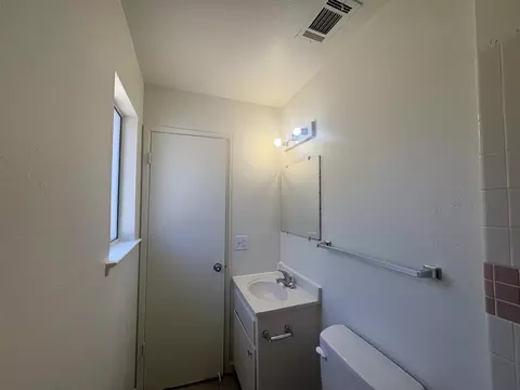 Bath - 3257 Sacramento Dr, Merced, CA 95348 photo 2 of 4