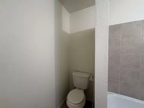 Bath - 3257 Sacramento Dr, Merced, CA 95348 photo 3 of 4