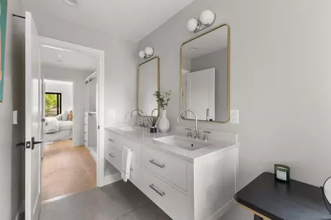 Bath - 562 Palm Ave, Los Altos, CA 94022 photo 2 of 8