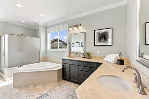 Bath - 10115 Ridgeline Ct, Dublin, CA 94568 photo 5 of 10