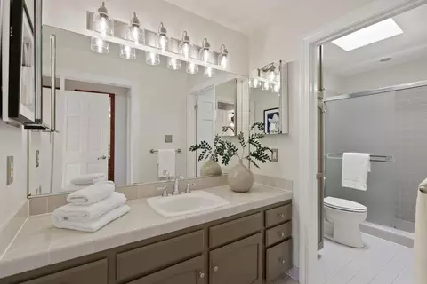 Bath - 41 Bancroft Rd, Burlingame, CA 94010 photo 3 of 4