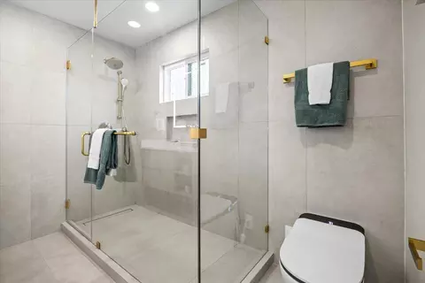 Bath - 10712 Pebble Pl, Cupertino, CA 95014 photo 3 of 5