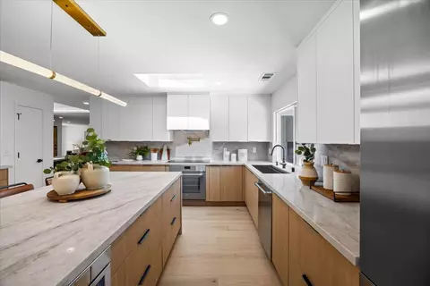 Kitchen - 10712 Pebble Pl, Cupertino, CA 95014 photo 6 of 6